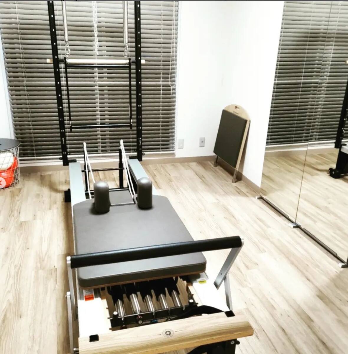スタジオのリフォーマー。バネの強さでレッスンの負荷を細かく調整する